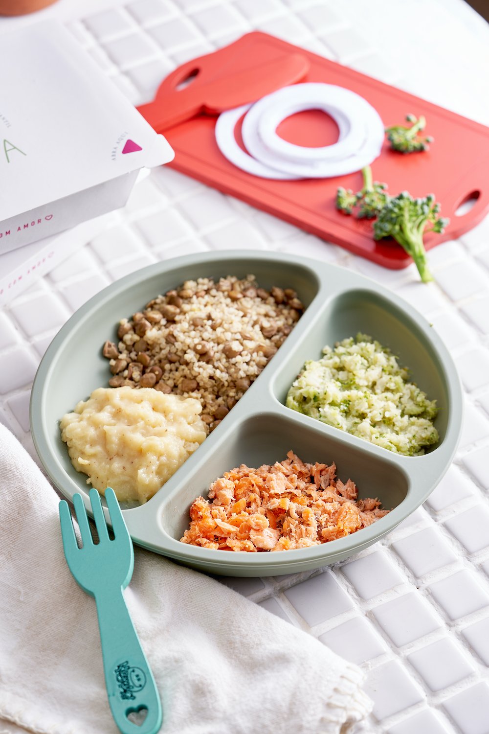 Salmão, purê de batata, quinoa com lentilha, brócolis e couve flor - 220g